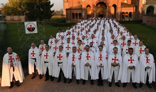 Giuramenti, croci rosse e lotta contro i satanisti: ecco chi sono i nuovi Templari